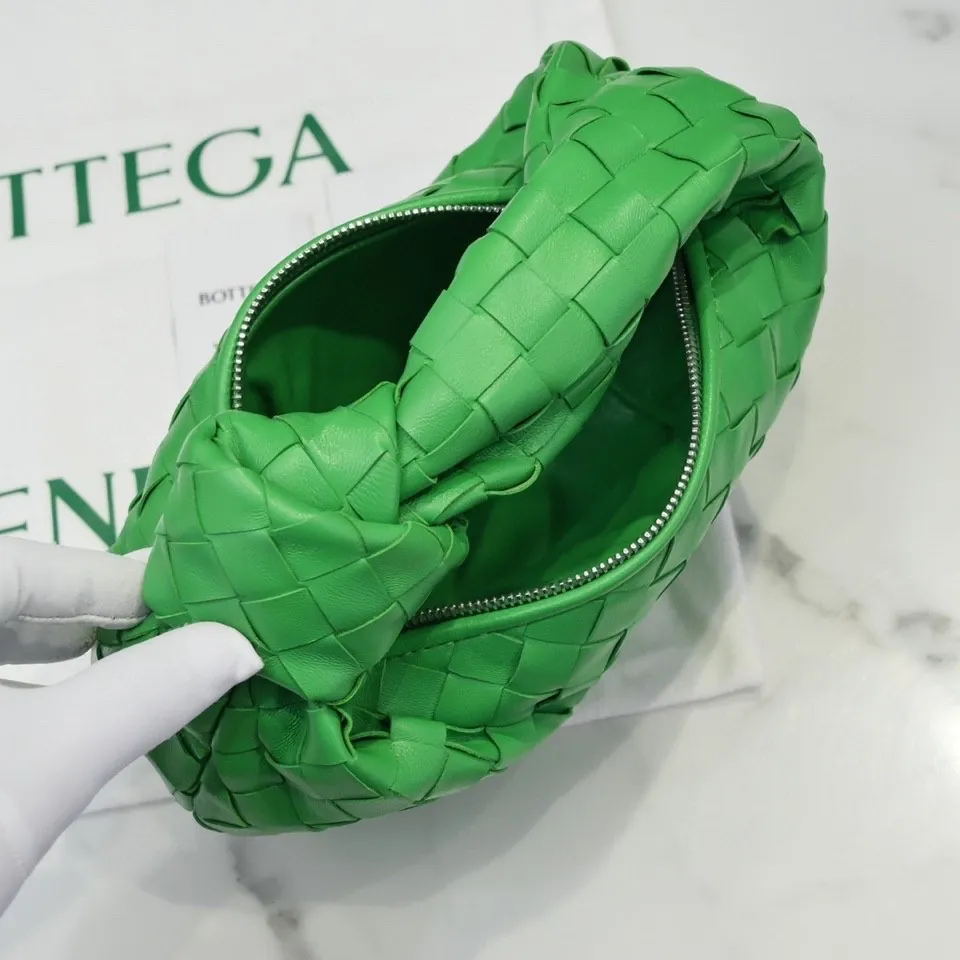 Batch 1120 BV Bottega Veneta's new early spring women's MINI JODIE handbag BV bag 🔥The new method is based on the original rounded corners, knotted with classic woven leather round hobo bag, The most iconic triangular pull-out design, using sheepskin draped soft shape, is super suitable for concave shapes~ Jodie feels really gentle to people, and is definitely the best item for daily matching. It has the same weave, new elements and twists, is compact and versatile, and is the new favorite of street style Internet celebrities! Dimensions: 23x28x8 Model: 6699-1
